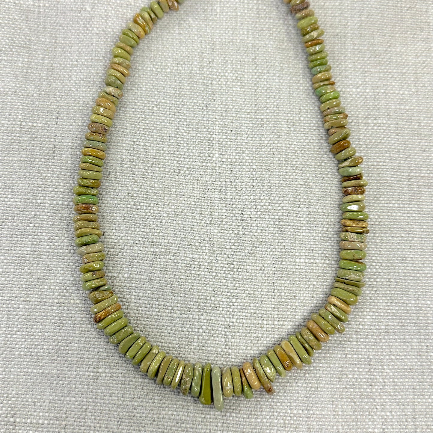 Kingman Emerald Valley 7-14.8mm Graduated Smooth Flat Nugget Strand -- 16"