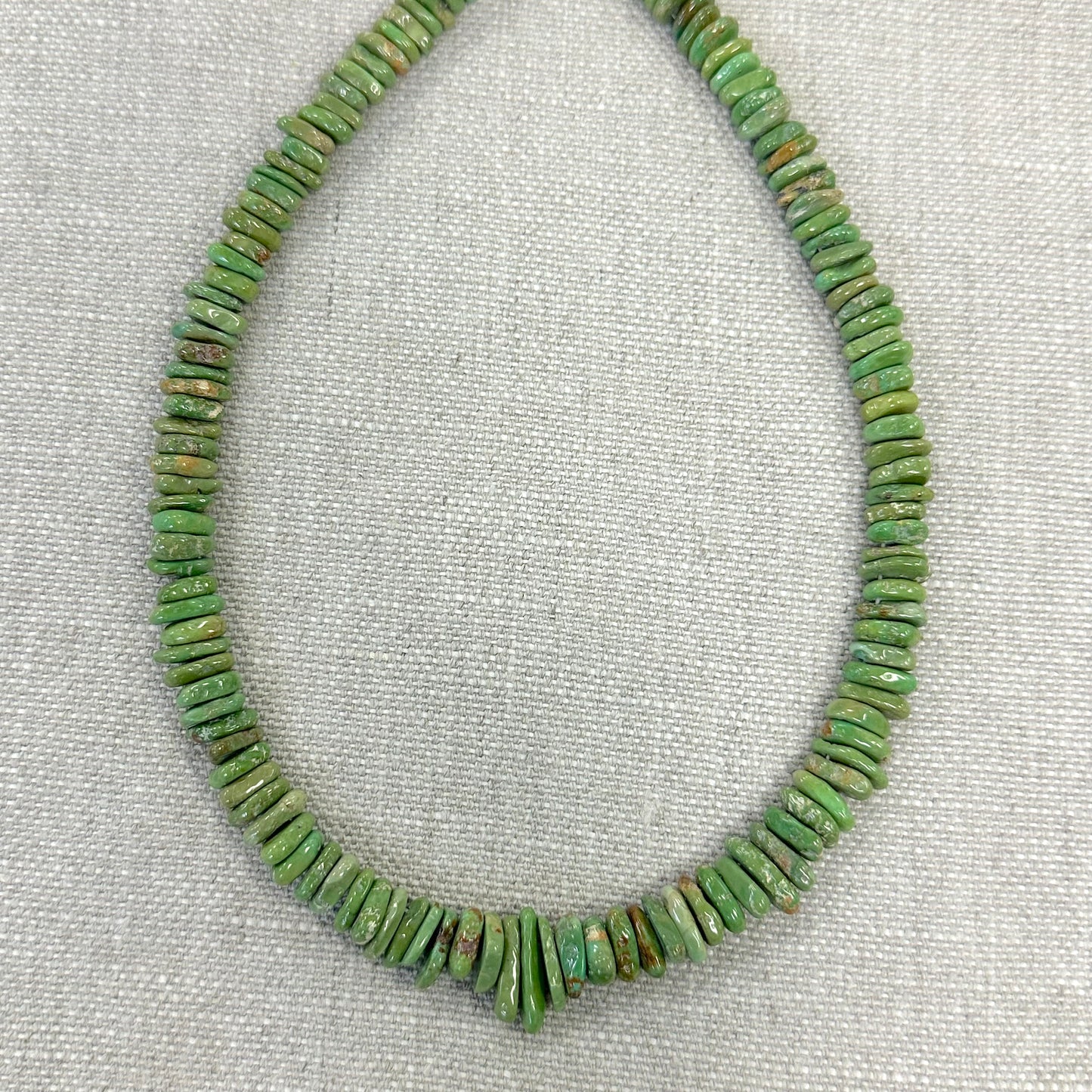Kingman Emerald Valley 9-18mm Graduated Smooth Flat Nugget Strand  -- 16"